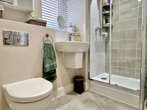 Master En-suite- click for photo gallery